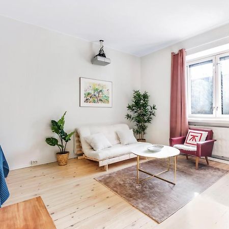 Wehost Modern Kitchen Studio With Bright Colours Leilighet Helsingfors Eksteriør bilde