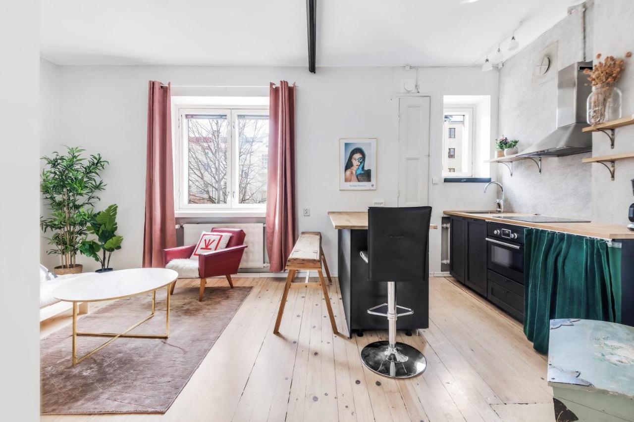 Wehost Modern Kitchen Studio With Bright Colours Leilighet Helsingfors Eksteriør bilde